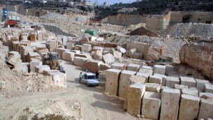 عمال فلسطينيون يعملون في مقلع في بلدة تفوح القريبة من الخليل، 17 نوفمبر، 2009.(Najeh Hashlamoun/Flash90)