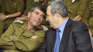 غابي أشكنازي، من اليسار، في حديث مع إيهود باراك في مقر وزارة الدفاع في 2010. (Ariel Hermoni/Defense Ministry/Flash90)