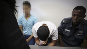 الشرطة ترافق قاصرين يهوديين يُشتبه بضلوعهما في جريمة قتل محمد أبو خضير، في المحكمة المركزية في القدس، 3 يونيو، 2015. (Hadas Parush/Flash90)