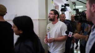 ناحمان تويتو، ناشط في منظمة ’لهافاه’ اليمنية المتطرفة خارج قاعة المحكمة المركزية في القدس، 22 يوليو، 2015. (Yonatan Sindel/Flash90)