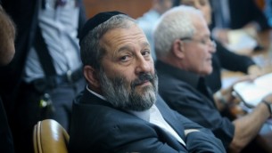 وزير الإقتصاد في ذلك الوقت أرييه درعي في القدس، 25 أكتوبر، 2015. (Alex Kolomoisky/Pool)