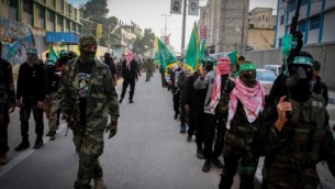 من الأرشيف: شبان فلسطينيون مؤيدون لحركة حماس يشاركون في مسيرة للإحتفال بالذكرى ال28 لتأسيس الحركة في رفح، جنوب قطاع غزة، 14 ديسمبر، 2015. (Abed Rahim Khatib/FLASH90)