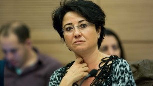 النائبة في الكنيست عن "القائمة (العربية) المشتركة"، حنين زعبي، في الكنيست، 22 ديسمبر، 2015. (Yonatan Sindel/Flash90)