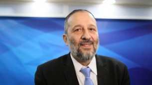 وزير الداخلية أرييه درعي في الإجتماع الأسبوعي للحكومة، القدس، 10 يناير، 2016. (Alex Kolomoisky/POOL)
