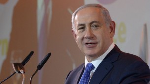 رئيس الوزراء بنيامين نتنياهو يتحدث خلال احتفال في العام الجديد مع ممثلي الصحافة الاجنبية في القدس، 14 يناير 2016 (Amos Ben Gershom/GPO)