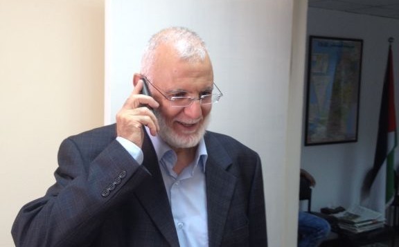 النائب في المجلس التشريعي الفلسطيني محمد أبو طير يتلقى التهاني بعد إطلاق سراحه من السجن، رام الله، 30 يونيو، 2015. (Elhanan Miller/Times of Israel)