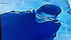 صورة شاشة من كاميرا مراقبة تظهر المعتدي في هجوم اطلاق النار في شارع ديزنغوف في تل ابيب، 1 يناير 2016