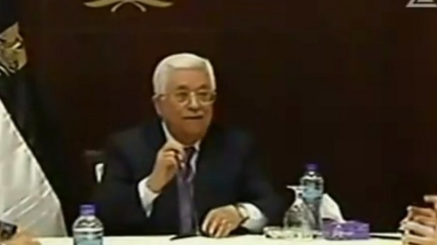 رئيس السلطة الفلسطينية محمود عباس خلال لقاء مع صحافيين إسرائيليين في مكتبه في رام الله، 21 يناير، 2016. (لقطة شاشة: القناة 2) رئيس السلطة الفلسطينية محمود عباس خلال لقاء مع صحافيين إسرائيليين في مكتبه في رام الله، 21 يناير، 2016. (لقطة شاشة: القناة 2)