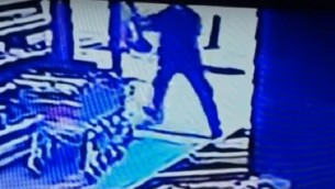 صورة شاشة من كاميرا مراقبة تظهر المعتدي في هجوم اطلاق النار في شارع ديزنغوف في تل ابيب، 1 يناير 2016