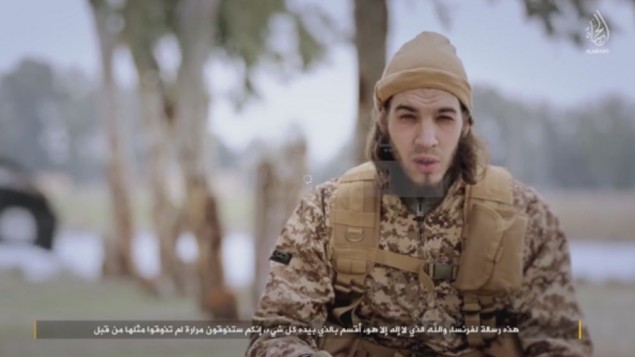 صورة شاشة من فيديو نشره تنظيم الدولة الإسلامية في  24 يناير 2016 يدعي انه يظهر منفذي اعتداءات باريس (screen capture)