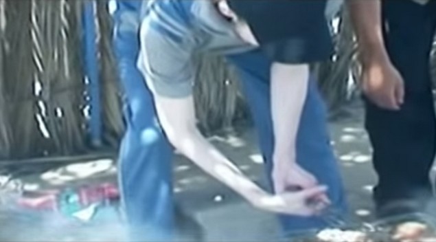 صورة شاشة من فيديو نشرته حركة حماس في 3 يناير 2016 يظهر الجندي جلعاد شاليط يشوي اللحم خلال اسره في غزة (screen capture)