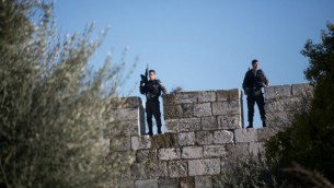 عناصر من شرطة حرس الحدود يقفون على أسوار البلدة القديمة في القدس في أعقاب هجوم نفذه 3 شبان فلسطينيون عند باب العامود، الذي يُعتبر مدخلا رئيسيا للبلدة القديمة، 3 فبراير، 2016. (Menahem Kahana/AFP)
