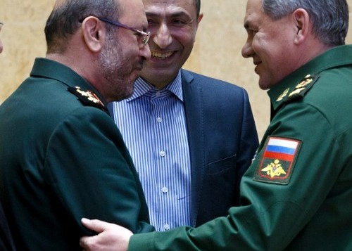 وزير الدفاع الروسي سيرغي شويغو يلتقي بنظيره الايراني حسين دهقان في موسكو، 16 فبراير 2016 (VADIM SAVITSKY / POOL / AFP)