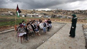 معلمة فلسطينية تعلم صف اطفال بدو في بلدة ابو انوار بالقرب من مستوطنة معاليه ادوميم في الضفة الغربية، 23 فبراير 2016 (AFP / AHMAD GHARABLI)