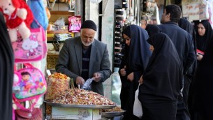 ايرانيون يتسوقون في البازار الكبير في مدينة قم، 130 كلم جنوب طهران، 24 فبراير 2016 (ATTA KENARE / AFP)