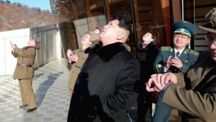 رئيس كوريا الشمالية كيم جونغ اون يشاهد اطلاق قمر صناعي في صورة ملتقطة من التلفزيون الكوري الشمالي، ونشرتها وكالة الانباء الكورية الجنوبية يونهاب في 7 فبراير 2016 (AFP PHOTO / North Korean TV via YONHAP)