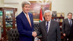 وزير الخارجية الامريكي جون كيري يصافح رئيس السلطة الفلسطينية محمود عباس في العاصمة الاردنية عمان، 21 فبراير 2016 (US State Department)
