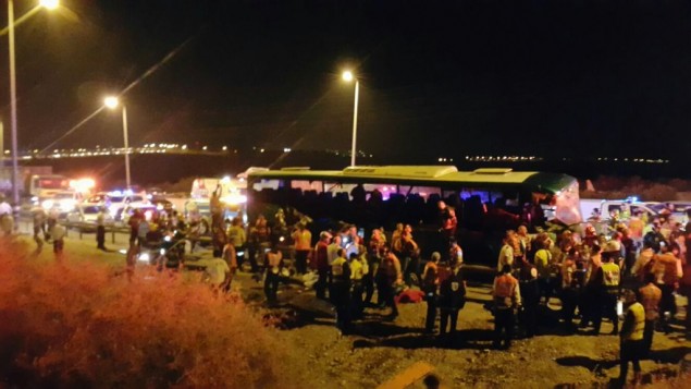 موقع حادث حافلة على شارع 1، 14 فبراير 2016 (United Hatzalah) موقع حادث حافلة على شارع 1، 14 فبراير 2016 (United Hatzalah)