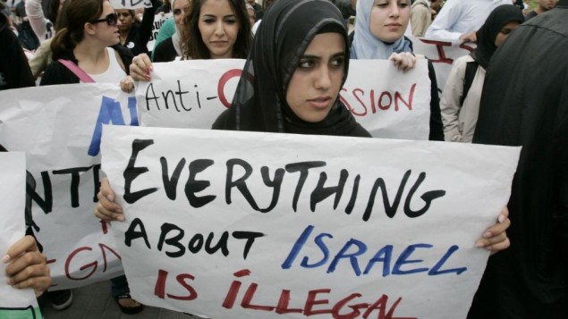 طالبة مسلمة في مظاهرة ضد اسرائيل في جامعة كاليفورنيا عام 2006 (Mark Boster/Los Angeles Times via Getty Images/JTA)