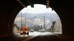المدخل إلى النفق على طول الطريق من القدس إلى كتلة عتصيون الإستيطانية، 22 فبراير، 2009. (Nati Shohat/Flash90)