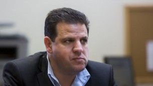 رئيس "القائمة (العربية) المشتركة" أيمن عودة يرأس الجلسة الأسبوعية لحزبه في الكنيست، 1 يوينو، 2015. (Yonatan Sindel/Flash90)