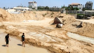 فلسطينيون يتفقدون الأضرار بعد قيام الجيش المصري بإراق أنفاق تهريب تم حفرها تحت الحدود بين مصر وغزة، في رفح جنوبي قطاع غزة، 18 سبتمبرن 2015. ( Abed Rahim Khatib/ Flash90)