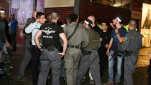 قوات الأمن الإسرائيلية في موقع هجوم في محطة الحافلات المركزية في مدينة بئر السبع جنوبي إسرائيل، 18 أكتوبر، 2015. (Meir Even Haim/Flash90)