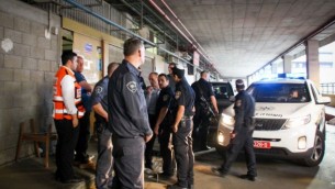 الشرطة الإسرائيلية في موقع هجوم طعن نفذه فلسطيني وقُتل فيه إسرائيليان في مبنى بانوراما جنوبي تل أبيب، 19 نوفمبر، 2015. (Moti Karelitz/ZAKA TEL AVIV)