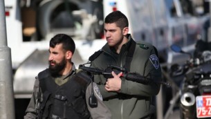 عناصر من شرطة حرس الحدود في موقع هجوم إطلاق النار والطعن بالقرب من باب العامود في القدس، 3 فبراير، 2016. (Yonatan Sindel/Flash90)