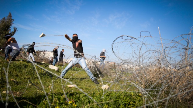 صورة توضيحية: فلسطيني يستخد المقلاع لإلقاء الحجارة بإتجاه القوات الإسرائيلية (الغير ظاهرة بالصورة) خلال مواجهات بالقرب من مدينة رام الله في الضفة الغربية، 12 فبراير، 2016. (Flash90) صورة توضيحية: فلسطيني يستخد المقلاع لإلقاء الحجارة بإتجاه القوات الإسرائيلية (الغير ظاهرة بالصورة) خلال مواجهات بالقرب من مدينة رام الله في الضفة الغربية، 12 فبراير، 2016. (Flash90)