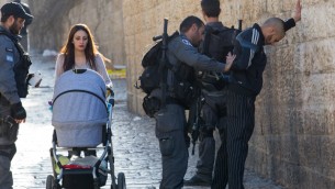 صورة توضيحية لعناصر شرطة يفتشون رجل فلسطيني في باب العامود في القدس، 15 فبراير 2016 (Nati Shohat/Flash90)