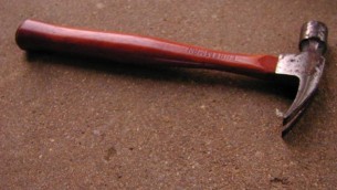 صورة توضيحية لمطرقة. (CC BY-SA Michael Jastremski, via Wikimedia Commons)