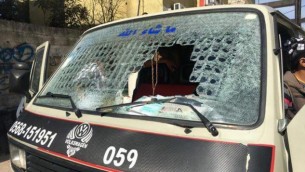 الزجاج الأمامي لمركبة فلسطينية، والذي تحطم على يد مستوطن إسرائيلي بواسطة بلطة بالقرب من مستوطنة كارني شومرون، 10 فبراير، 2016. (Zachria Sadah/Rabbis for Human Rights)