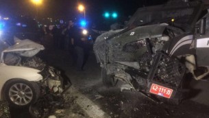 موقع الحادث بالقرب من معاليه أدوميم بعد أن إصطدمت مركبة تقل مشتبه بهم (من اليسار) بمركبة لحرس الحدود، ما أدى إلى إصابة 3 أشخاص، في 13 فبراير، 2016. (الشرطة الإسرائيلية).