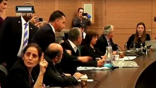 لجنة الدستور، القانون والعدل في الكنيست خلال نقاش محتدم وصاخب في 9 فبراير 2016، والطاقم الامني للكنيست يتهيأ باخراج النائب عبدالله ابو معروف (Knesset channel screenshot)