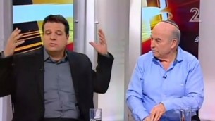 ايمن عودة (يسار) ونيسان سلوميانسكي خلال مقابلة في 29 فبراير 2016 (Channel 2 screenshot)