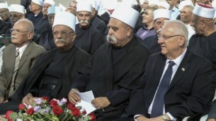 من الأرشيف: الرئيس رؤوفين ريفلين يجلس إلى جانب قادة من الطائفة الدرزية، 24 سبتمبر، 2015. (Mark Neyman/GPO)