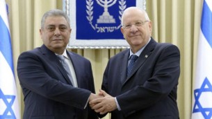 السفير المصري الجديد لدى إسرائيل، حازم خيرت، مع رئيس الدولة، رؤوفين ريفلين، في القدس، 25 فبراير، 2016. (Mark Neiman/GPO)