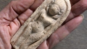 تمثال أثري تم العثور عليه في تل رحوف، في وادي بيسان (Clara Amit, courtesy of the Israel Antiquities Authority)