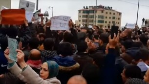 معلمون معتصمون امام مقر الحكومة الفلسطينية في رام الله للمطالبة بتحسين رواتبهم، 23 فبراير 2016 (screen capture: YouTube)