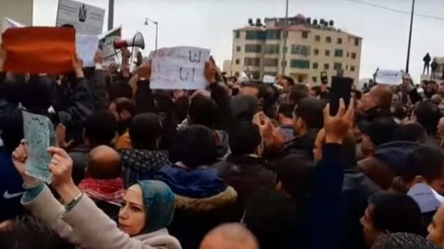 معلمون معتصمون امام مقر الحكومة الفلسطينية في رام الله للمطالبة بتحسين رواتبهم، 23 فبراير 2016 (screen capture: YouTube)