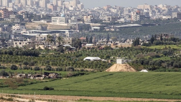 صورة تم التقاطها من الجانب الإسرائيلي للحدود مع غزة تظهر موقعا لحماس على تلة (من اليسار) بالقرب من الحدود، 25 فبراير، 2016. (Jack Guez/AFP)