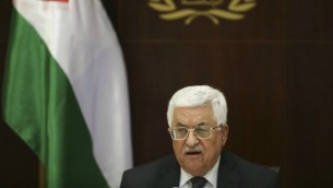 رئيس السلطة الفلسطينية محمود عباس يترأس إجتماعا للجنة التنفيذية لمنظمة التحرير الفلسطينية في مكتبه في رام الله بالضفة الغربية، 1 مارس، 2016. (Fadi Arouri/Pool/AFP)