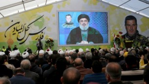 مناصرو منظمة حزب الله يتابعون خطابا متلفزا للأمين العام للمنظمة في قرية أنصار اللبنانية، 6 مارس، 2016. (AFP/Mahmoud Zayyat)