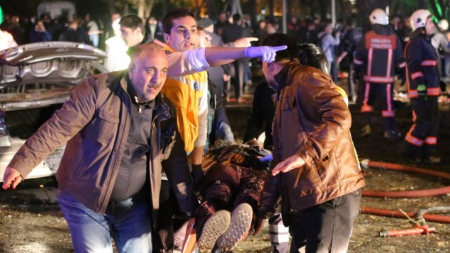 اشخاص يحملون شخص مصاب في شاحة هجوم بسيارة مفخخرة في ساحة مرزية في انقرة، 13 مارس 2016 (EROL UCEM / AFP)