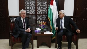 المبعوث الفرنسي للشرق الأوسط بيير فيمونت يلتقي برئيس السلطة الفلسطينية محمود عباس في 15 مارس، 2015، في مدينة رام الله بالضفة الغربية. (AFP / ABBAS MOMANI)
