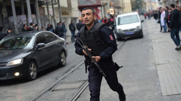رجل شرطة تركي يركض في شارع إستقلال بمدينة إسطنبول في 19 مارس، 2016 (Bulent Kilic/AFP)