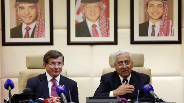 رئيس الوزراء التركي احمد داود اوغلو مع نظيره الأردني عبد الله النسور خلال لقائهما في العاصمة الأردنية عمان، 27 مارس 2016 (KHALIL MAZRAAWI / AFP)