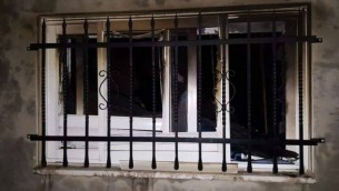 نافذة منزل في قرية دوما تم إشعال النار فيه في في ما يُشتبه بأنه إعتداء مرتبط بهجوم دوما في عام 2015. 20 مارس، 2016. (Facebook)