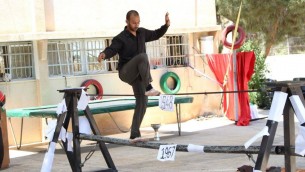 فنان السيرك الفلسطيني محمد ابو سخا المحتجز لدى اسرائيل (Facebook)